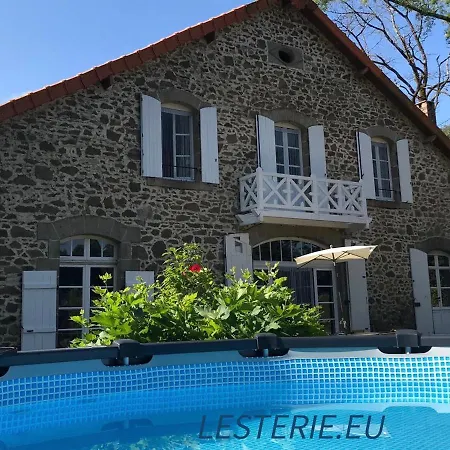 度假居 The Coachhouse At Lesterie Saint-Maurice-des-Lions